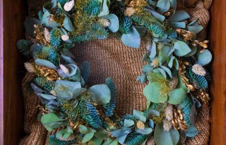 Eukalyptuskranz Eukalyptus Kranz binden Workshop Dresden Trockenblumenkranz Dried Flower Selber machen Kurs Teilnehmer Erwachsene Pampasgras Boho Eukalyptuskränze Kränze binden Kurse Eukalyptuszweig