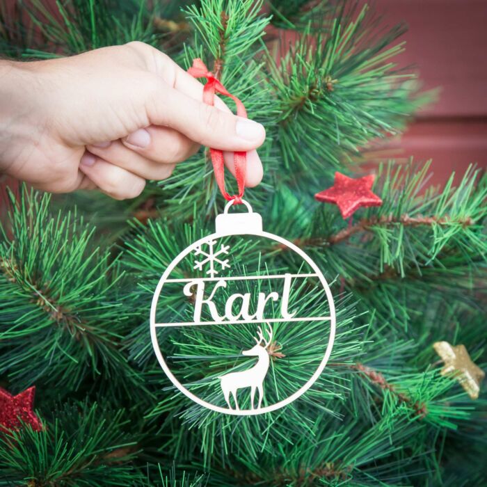 Weihnachtskugel aus Holz personalisiert mit Namen "Rentier+Schneeflocke" ∅ 10 cm | Weihnachtsbaum Schmuck | Weihnachtsdeko |  Christbaum | – Bild 2
