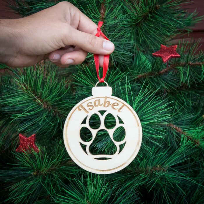 Weihnachtskugel aus Holz personalisiert mit Namen "Pfote in Weihnachtskugel" ∅ 10 cm | Weihnachtsbaum Schmuck | Weihnachtsdeko | Christbaum – Bild 2