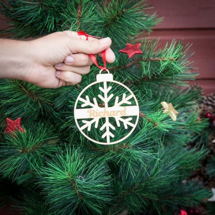 Weihnachtskugel aus Holz personalisiert mit Namen "Schneeflocke" ∅ 10 cm | Weihnachtsbaum Schmuck | Weihnachtsdeko |  Christbaum – Bild 3
